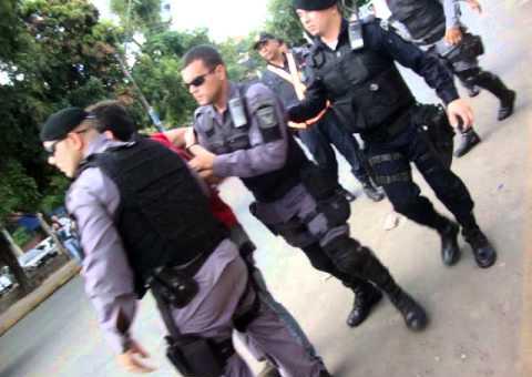 Violência policial contra estudantes em manifestação na universidade